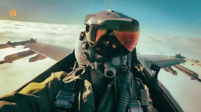 一名參與首批 F-16 訓練的烏軍飛行員近日罕見直言，海外所學戰術幾乎無法直接應用於本國領空的空戰環境，迫使飛行員返國後自行摸索全新作戰方式。 圖:翻攝自寰球戰略解讀