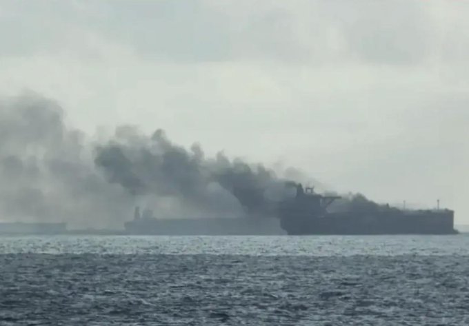 繼「馬里內拉」號遭美軍扣押後，又一艘俄羅斯影子艦隊油輪在黑海地區遭遇無人機襲擊，被迫前往土耳其港口進行損毀評估。 圖：翻攝自 @nexta_tv X 帳號