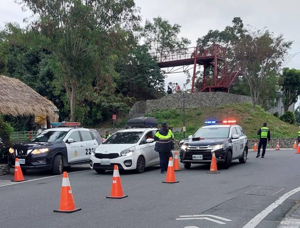 台東警方8日傍晚在延平鄉主要進出口設置路障進行酒測攔檢，所有經過車輛皆需盤查，引發地方關注與社群討論。（古志成提供）中央社記者盧太城台東傳真　115年1月9日