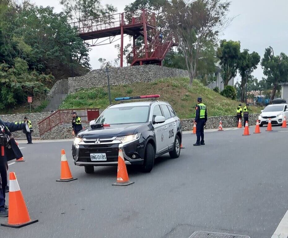 台東警方8日傍晚在延平鄉主要進出口設置路障進行酒測攔檢，當地縣議員表示，此種針對部落的臨檢，不符合比例原則，執法方式容易被認為是針對部落，以衝業績為目的，部落族人反對。（古志成提供）中央社記者盧太城台東傳真　115年1月9日