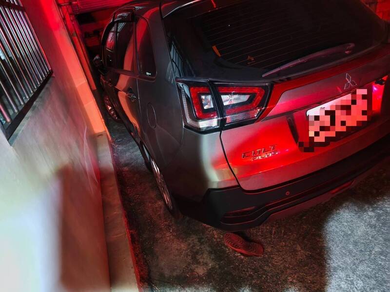 台中發生離奇死亡意外，男子移車竟被夾死在車門與牆壁縫隙之間。 圖：民眾提供