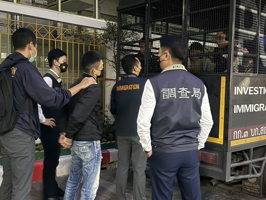 陳姓男子（左3）涉海運大麻花，潛逃海外。法務部調查局與泰國移民局合作，調查官9日下午將自泰國押解陳姓男子回台灣歸案。（調查局提供）中央社記者劉世怡傳真　115年1月9日