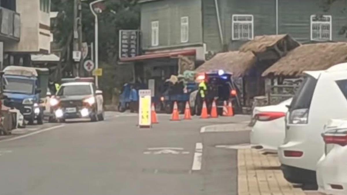 台東縣延平鄉桃源村部落入口，昨日關山警分局執行酒駕擴大臨檢行動。 圖：翻攝自臉書延平大小事