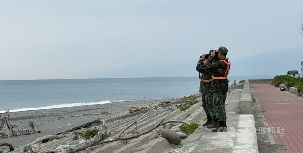 國軍持續海、空、陸日夜搜救F-16V戰機失聯飛官辛柏毅，駐守台東縣的陸軍9日擴大沿海搜尋，從長濱鄉到台東市區卑南溪出海口。中央社記者盧太城台東攝　115年1月9日