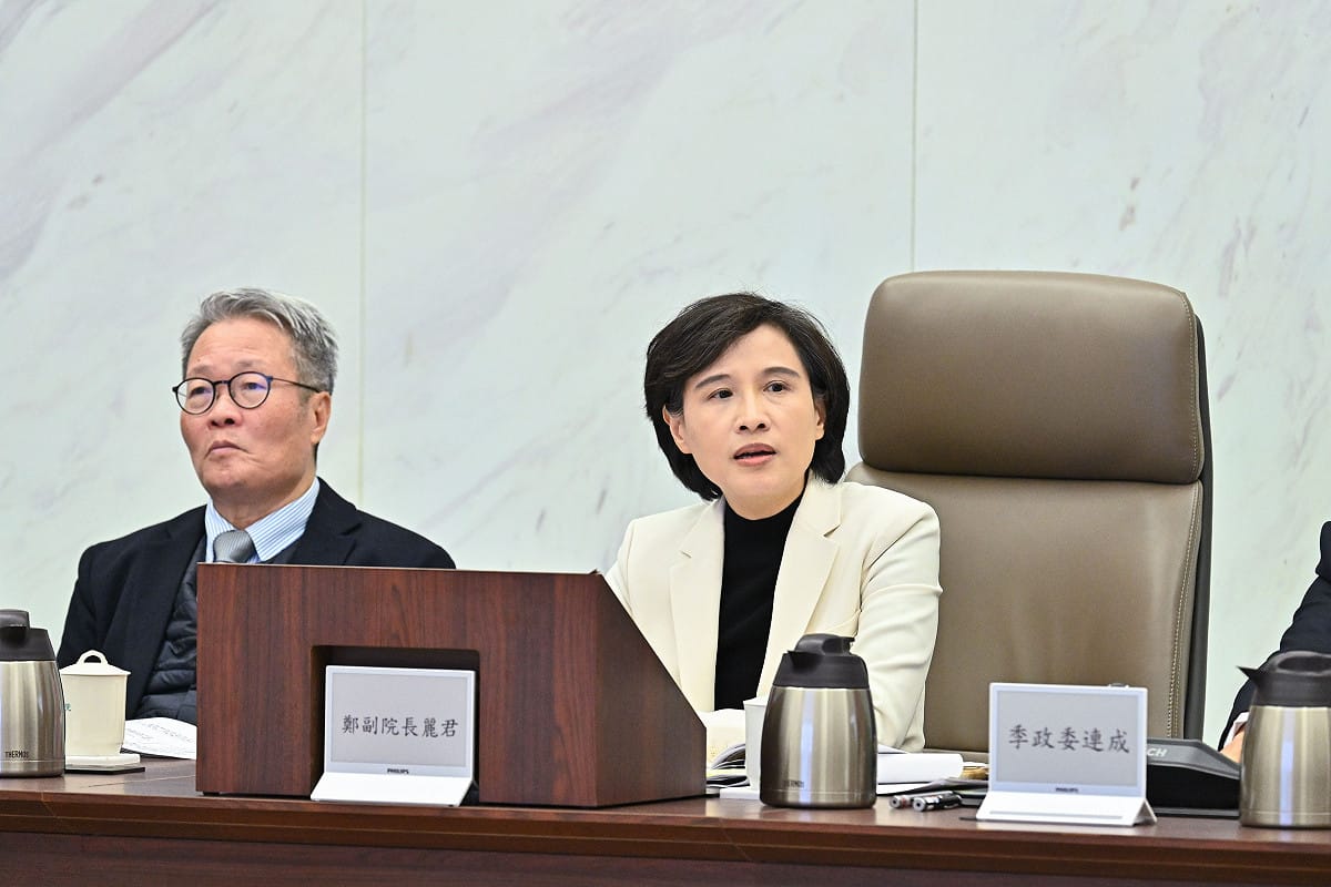行政院副院長鄭麗君昨（8）日主持「行政院國土安全政策會報第16次會議」，並聽取「關鍵基礎設施無人機區域聯防反制系統建置規劃」，以及「2025城鎮韌性（關鍵安全基礎設施防護）演習觀察及策進」等報告。 圖：行政院提供