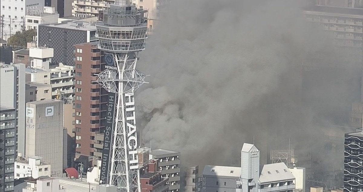 日本大阪著名觀光景點通天閣附近，9日上午發生火警，濃煙遮蔽景物。大阪市消防出動35車、1架直升機滅火。 圖：翻攝「X」@jdjpwt