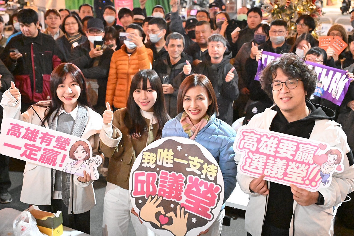 黃捷(前排左二)、吳沛憶(前排左二)、沈伯洋(前排右一)組成的「加開零食會」，合體邱議瑩(前排右二)在高雄瑞豐夜市舉行戶外吃播。 圖：翻攝邱議瑩Threads