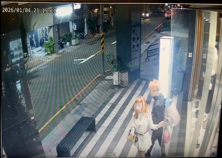 台南一對男女接連在服飾店行竊，警方已通知到案。 圖：民眾提供