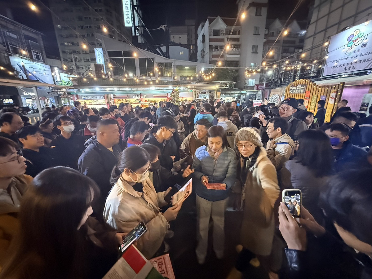 邱議瑩在高雄瑞豐夜市舉行戶外吃播、發放年曆，現場湧入大批熱情粉絲，光簽名會就持續一小時半。 圖：翻攝邱議瑩Threads