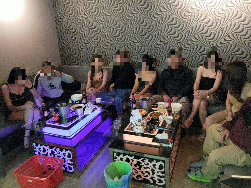 內政部移民署南區事務大隊嘉義縣專勤隊114年查獲24名泰籍女子以觀光名義來台，涉嫌從事賣淫等非法交易，並破獲背後操控2大集團。圖為泰籍女子從事坐檯陪酒情形。（嘉義縣專勤隊提供）中央社記者黃國芳傳真　115年1月9日