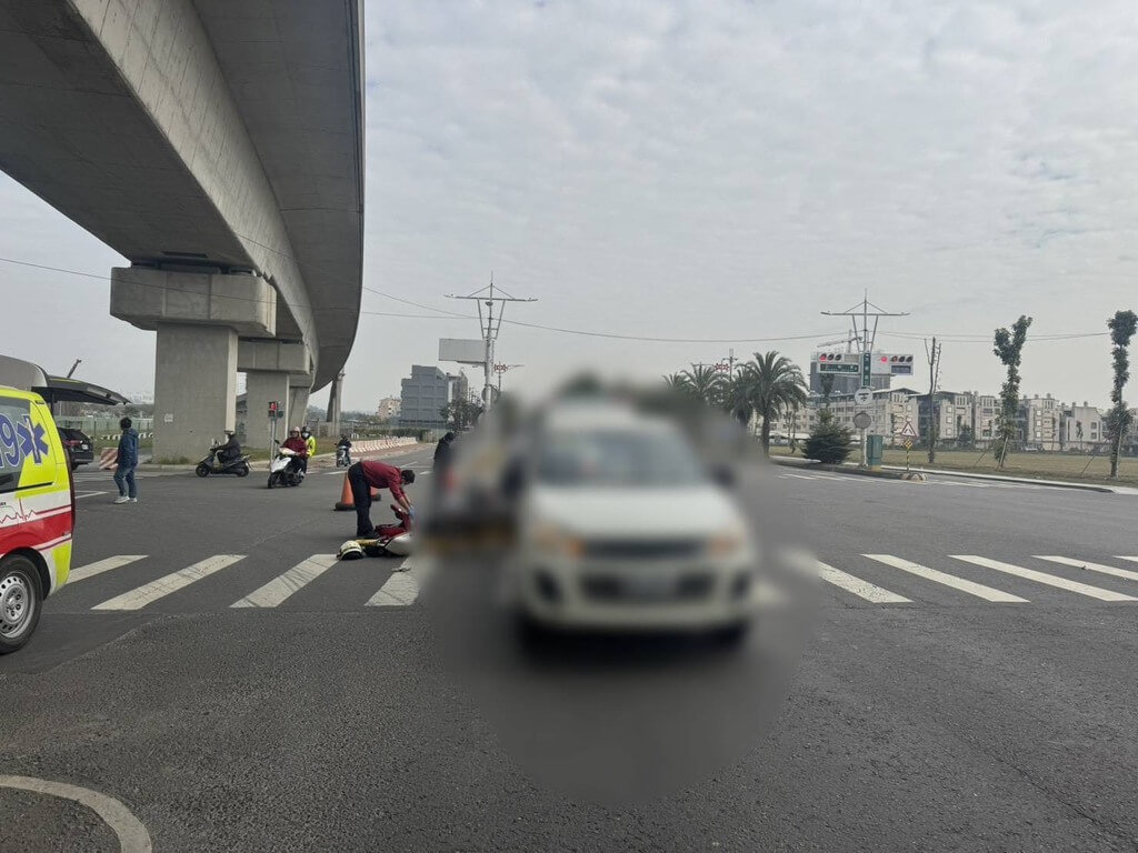 高雄市仁武區安樂東街與水管路口9日中午發生1起交通事故，駕駛自小客貨車的周姓男子疑似違規闖紅燈，與洪姓男機車騎士擦撞，洪男受傷倒地後由救護人員送醫，但經急救仍宣告不治。（高市仁武警分局提供）中央社記者洪學廣傳真　115年1月9日