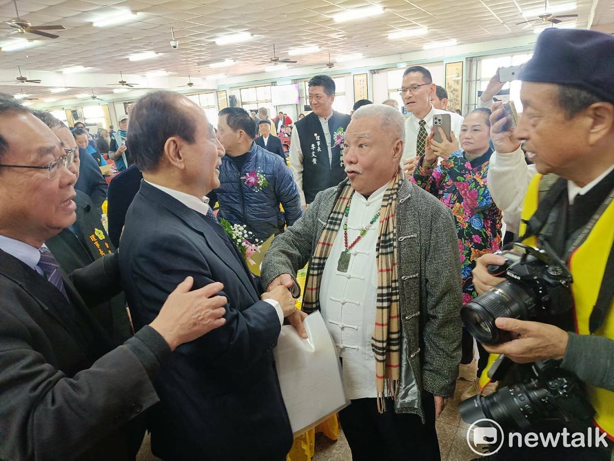 王金平到場獲得與會人士熱烈歡迎，左一為台灣道教學院校長張瑞濱。 圖：唐復年/攝