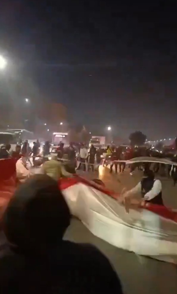 位於伊朗東北部的馬什哈德(Mashhad)，當地民眾擊退警察，拉下伊朗國旗並撕毀。 圖：翻攝自  X  新‧二七部隊 軍事雜談