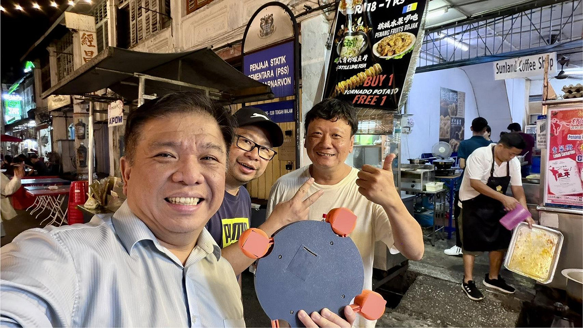 在經濟部支持下，資策會AI院輔導團隊智慧瓦斯解決方案於2025年日本大阪機械要素展露出，圖左為亞家科技總經理趙宏瑋、右為旭光實業總經理蔡明翰) 圖：業者提供