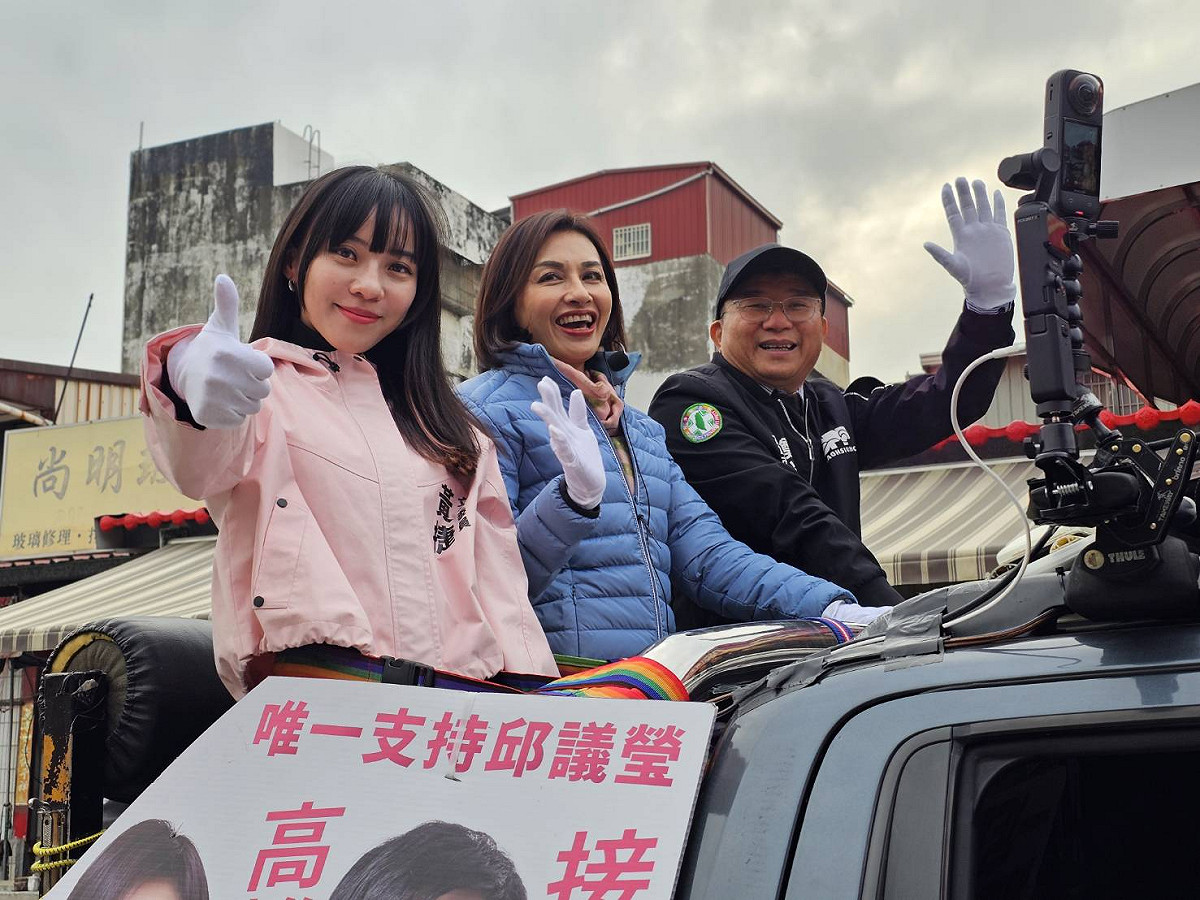 邱議瑩(中)合體黃捷(左)在前鎮區車掃，為初選進行最後衝刺。 圖：邱議瑩辦公室/提供