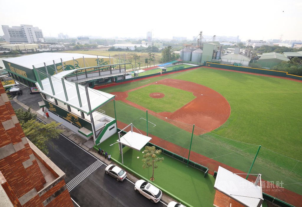 台鋼集團為旗下3支職業球隊打造「皇鷹學院」訓練基地，9日開放媒體參觀。圖為中華職棒台鋼雄鷹球場，三壘外側有著長長的斜坡道，是由體能教練建議設計的訓練設施。中央社記者張新偉攝　115年1月9日