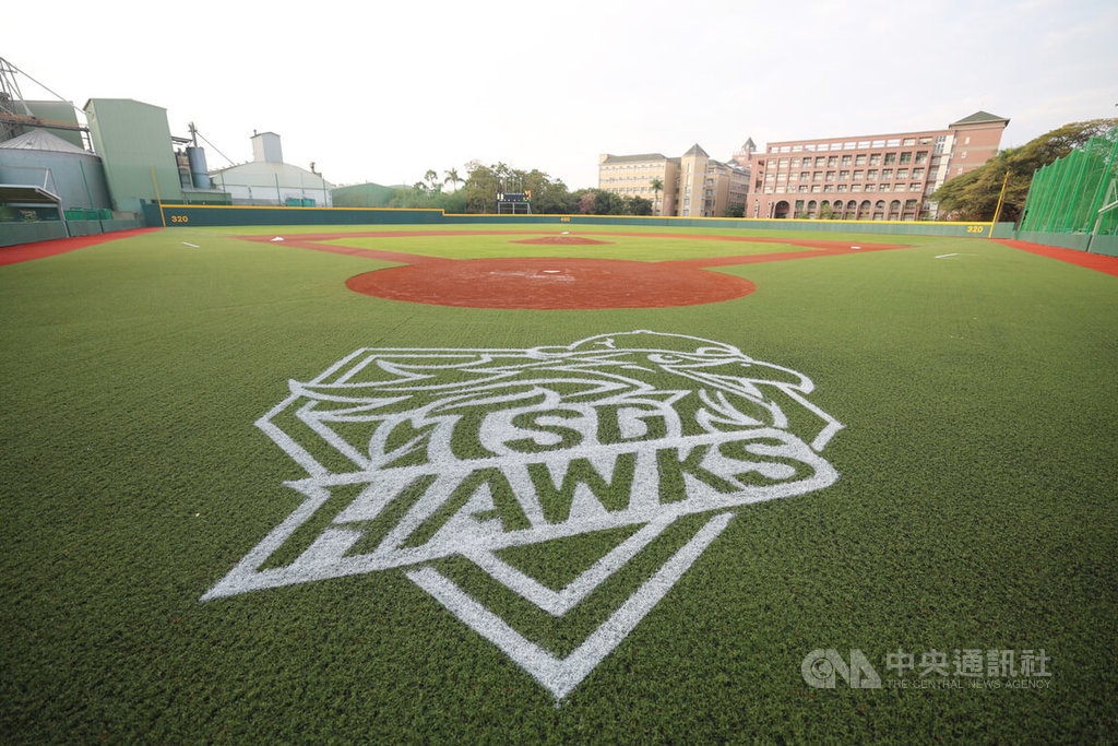 台鋼集團斥資新台幣3億元，在台鋼科技大學打造「皇鷹學院」訓練基地，中華職棒台鋼雄鷹隊今年球季進駐，球場未來將調整為可供二軍使用。中央社記者張新偉攝　115年1月9日