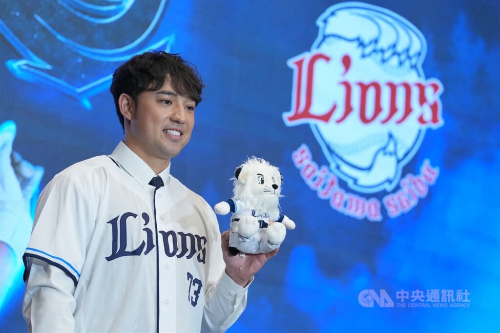 從中華職棒統一7-ELEVEn獅隊轉戰日職埼玉西武獅隊的棒球選手林安可9日在台北出席加盟記者會，拿著西武獅吉祥物雷歐娃娃接受媒體拍攝。中央社記者徐肇昌攝　115年1月9日