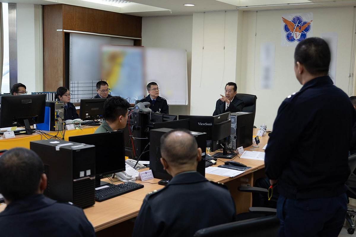 國防部長顧立雄9日赴花蓮基地聽取任務簡報，掌握當前搜救F-16V飛官辛上尉進度與兵力派遣狀況。 圖：國防部提供