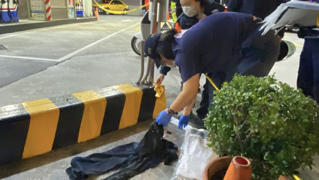 新北市板橋區民族路的加油站9日晚間發生火警，火勢由加油站人員撲滅，警消將2名燒傷民眾送醫，無生命危險。圖為警方調查案發現場。中央社記者黃旭昇攝　115年1月9日