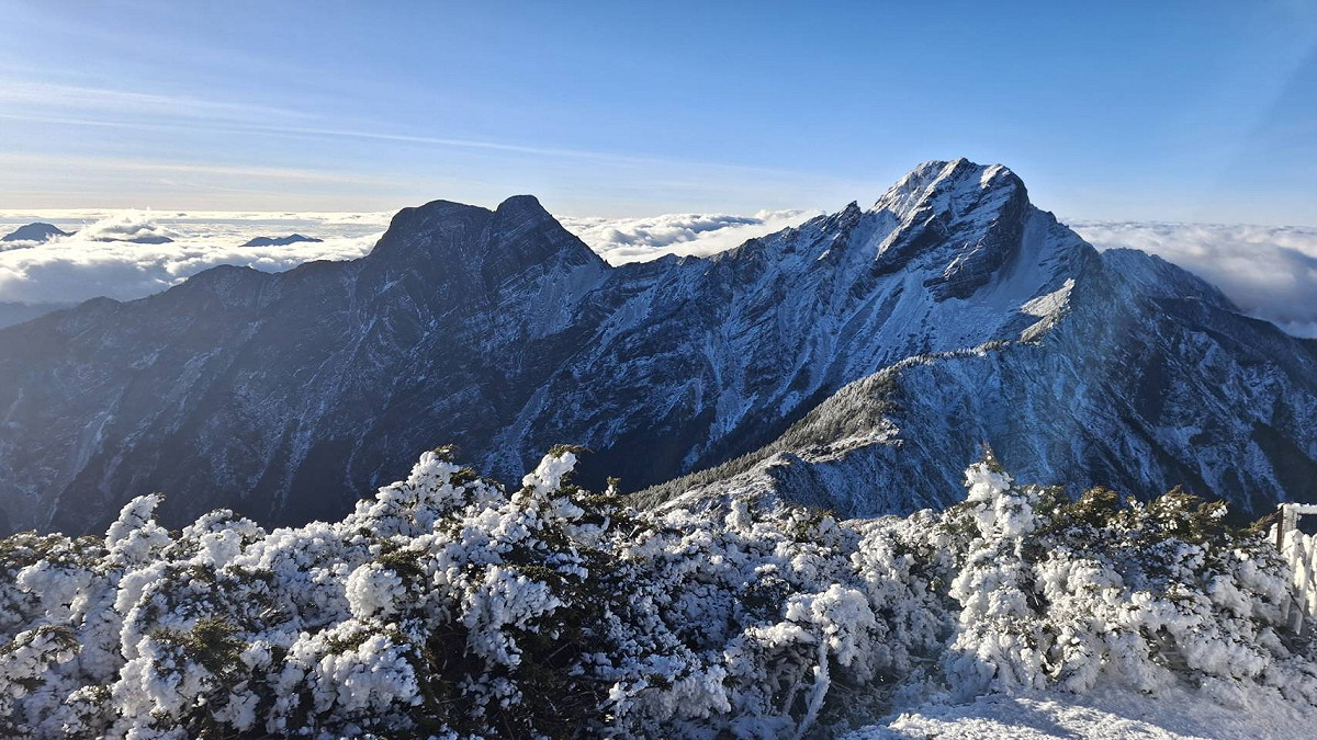 玉山今清晨錄得零下5.6度，氣象署發佈雪景照，展現放晴後雪覆玉山群峰的壯麗景象。 圖：氣象署／提供
