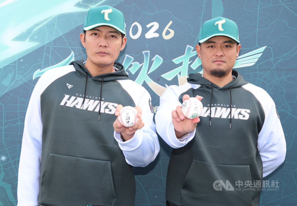 中華職棒台鋼雄鷹隊今年邁向第三個一軍賽季，陣容有所補強，王維中（左）加盟中華職棒台鋼雄鷹隊，與哥哥王躍霖（右）再次當隊友。中央社記者張新偉傳真　115年1月10日