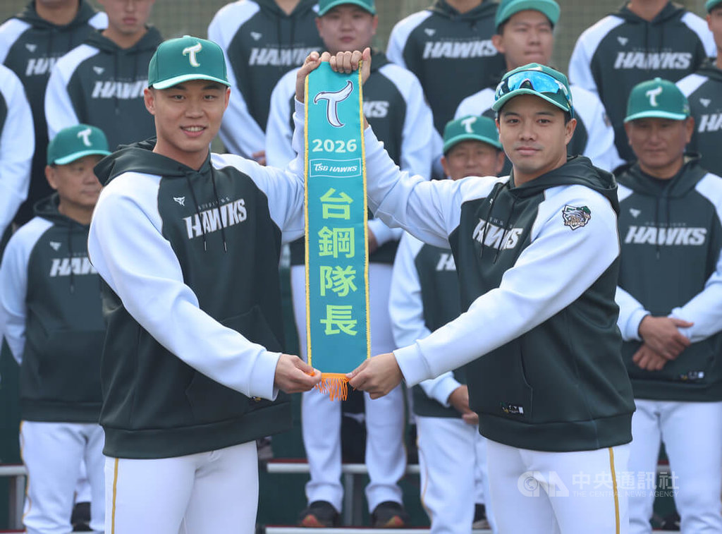 中華職棒台鋼雄鷹隊10日在高雄台鋼科大訓練基地舉辦春訓開訓典禮，公布新任隊長由吳念庭擔任，會中舉辦交接儀式，卸任隊長王柏融（前左）將隊長值星帶給吳念庭（前右）。中央社記者張新偉攝 115年1月10日