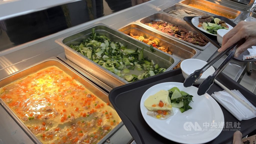中華職棒台鋼雄鷹隊入住全新訓練基地，還有餐廳提供選手三餐飲食。中央社記者蘇志畬攝　115年1月10日
