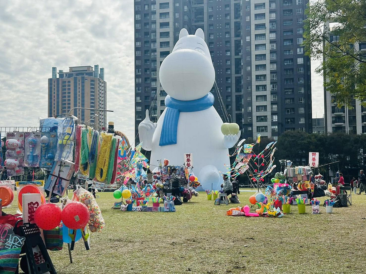 台中市政府為替中台灣燈會暖身，在台中市民廣場草地區設置號稱是全台最高的IP巨型姆明，卻也衍生違規攤亂象。 圖：黃守達服務處/提供