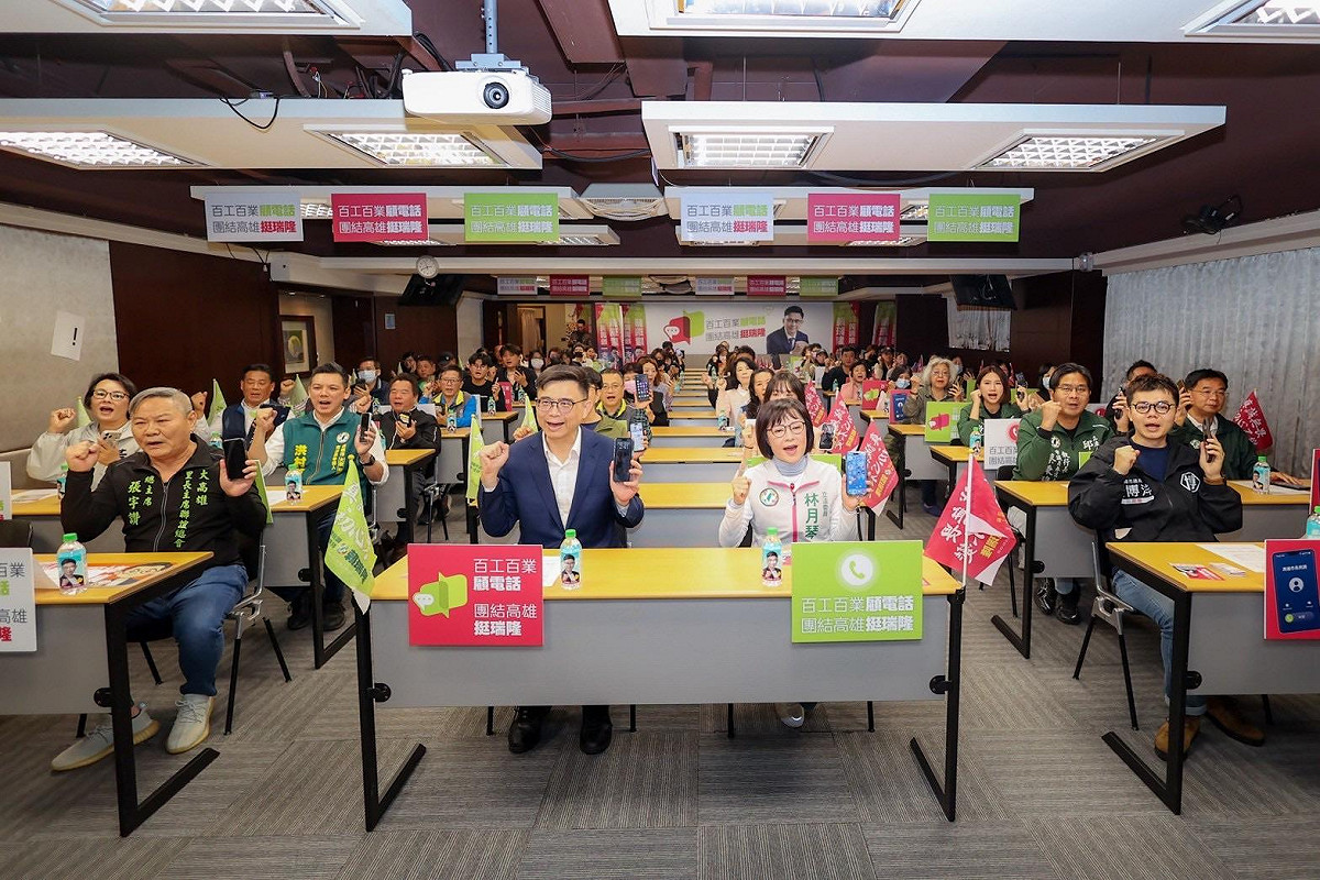 賴瑞隆「行動代號：百工百業顧電話 團結高雄挺瑞隆」記者會，多位戰友及百工百業鄉親齊聚，一人致電至少20位親友務必在家顧好室內電話，表態唯一支持賴瑞隆。 圖：賴瑞隆辦公室/提供