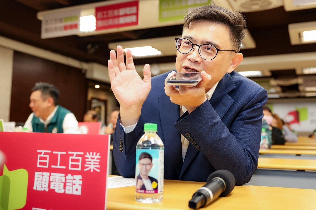 賴瑞隆親自致電好友，拜託將全力向高雄的親友拉票。 圖：賴瑞隆辦公室/提供