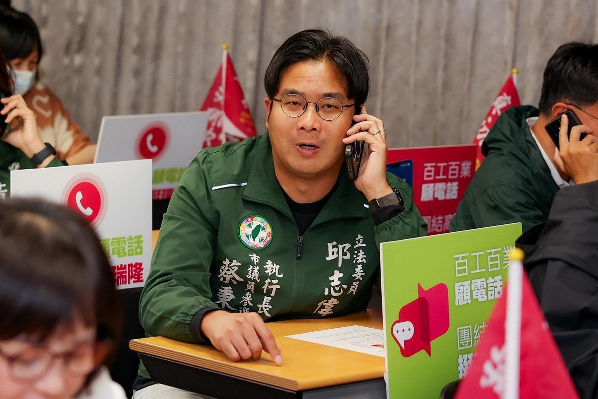 高雄市議員參選人蔡秉璁致電親友為賴瑞隆拉票。 圖：賴瑞隆辦公室/提供