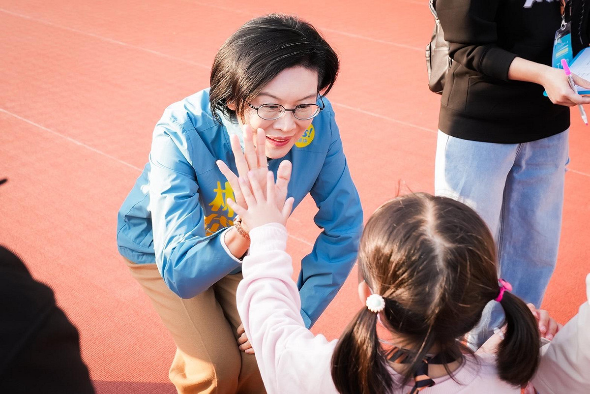 林岱樺(左)出席高雄富邦馬拉松活動，與小朋友親切互動。 圖：林岱樺辦公室/提供