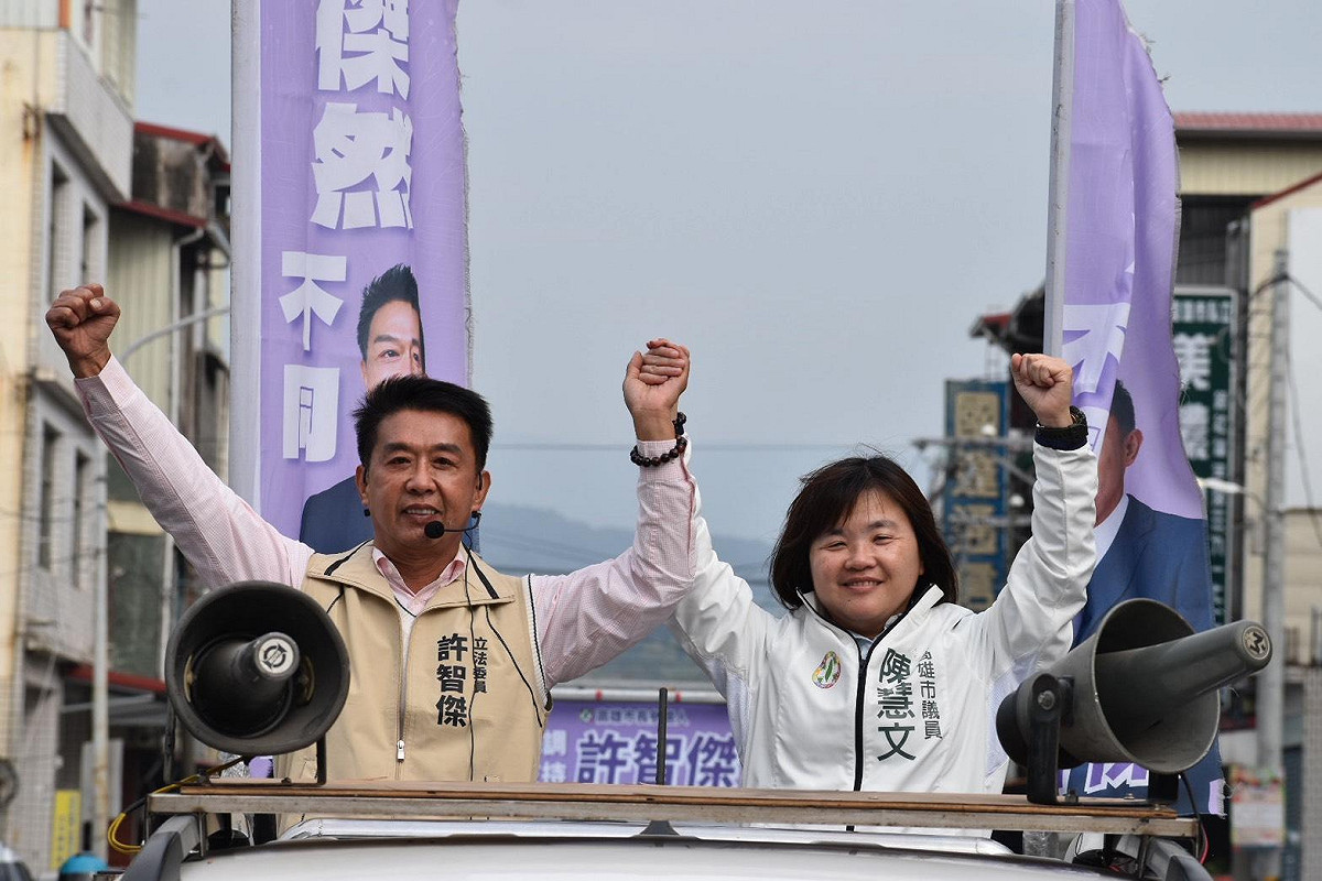 許智傑(左)在陳慧文(右)陪同下，搭乘吉普車在高雄山城地區展開車掃。 圖：許智傑辦公室/提供