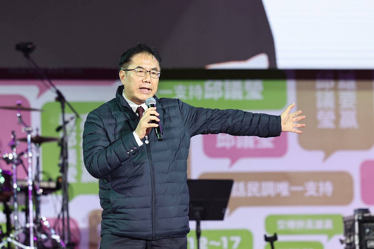 黃偉哲親自到場站台力挺邱議瑩。 圖：邱議瑩辦公室/提供（資料照）