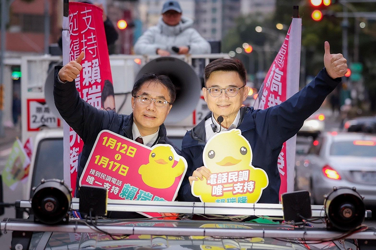 黃偉哲(左)高雄輔選首站即合體賴瑞隆(右)車掃50分鐘。 圖：賴瑞隆辦公室/提供