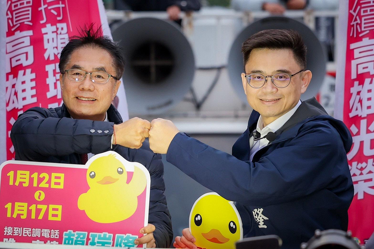 黃偉哲(左)在初選前夕關鍵時刻親自到高雄相挺賴瑞隆(右)。 圖：賴瑞隆辦公室/提供