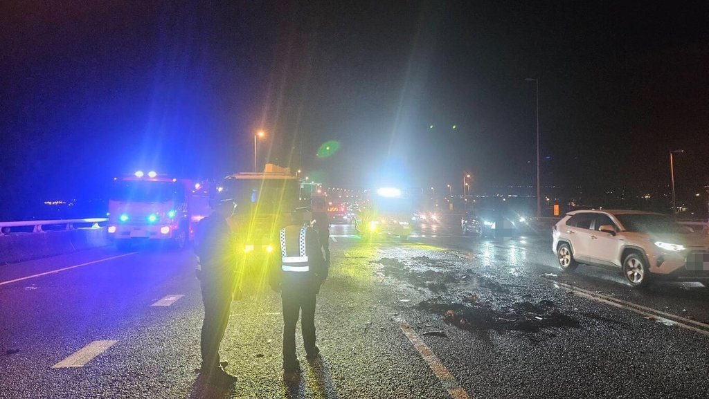 國道3號北上霧峰路段10日發生5車追撞事故，國道公路警察局指出，其中有2輛車撞擊後起火，幸車上人員及時逃生；事故導致現場車流一度回堵約3公里。（民眾提供）中央社記者郝雪卿傳真  115年1月10日