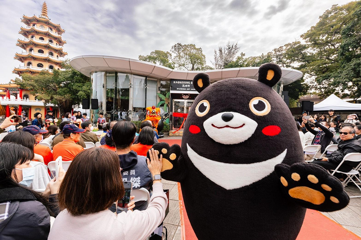 「高雄熊」是高雄最佳城市觀光代言人，2024年榮獲「全台最受歡迎吉祥物」，網路聲量全國第一。 圖：高雄市觀光局/提供
