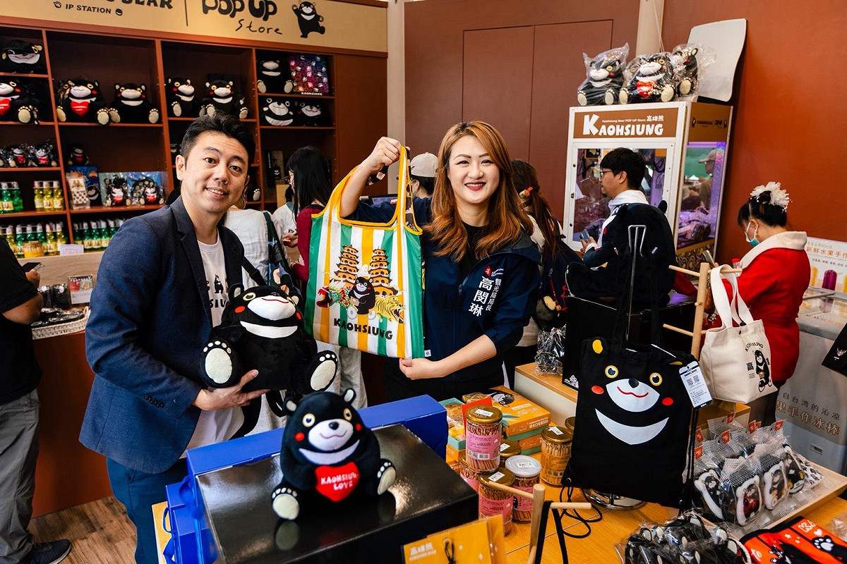 高閔琳親自行銷「高雄熊」主題商店各式文創商品。 圖：高雄市觀光局/提供