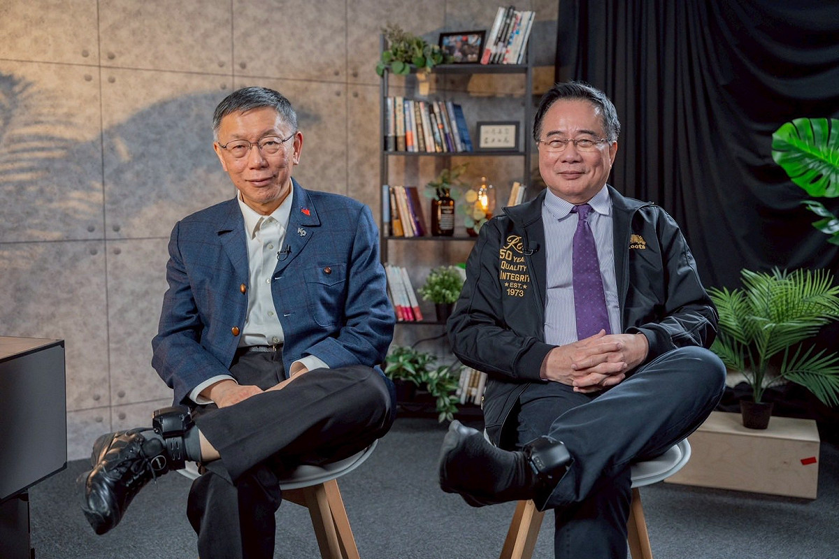 國民黨前立委蔡正元在臉書貼出與柯文哲合照，並以「當電子腳鐐遇到電子腳鐐」為題發文。 圖/擷取自蔡正元臉書