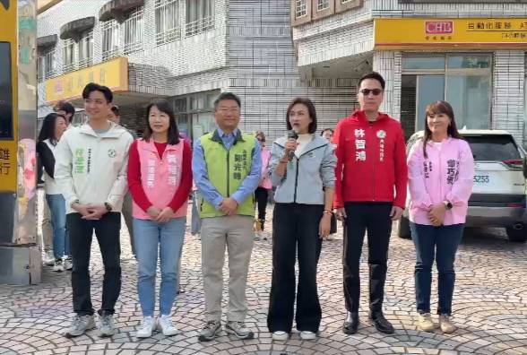 邱議瑩(右三)在民調前最後關鍵時刻，在議員及議員參選人陪同下，親自走進市場、面對面向市民爭取支持。 圖：孫家銘翻攝