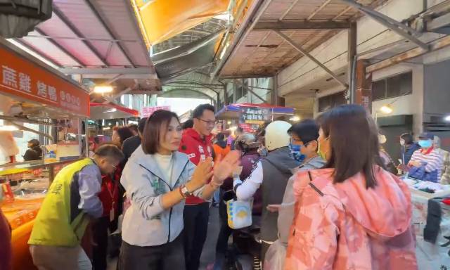 邱議瑩(左二)在掃街過程中，爭取採買民眾的支持。 圖：孫家銘翻攝