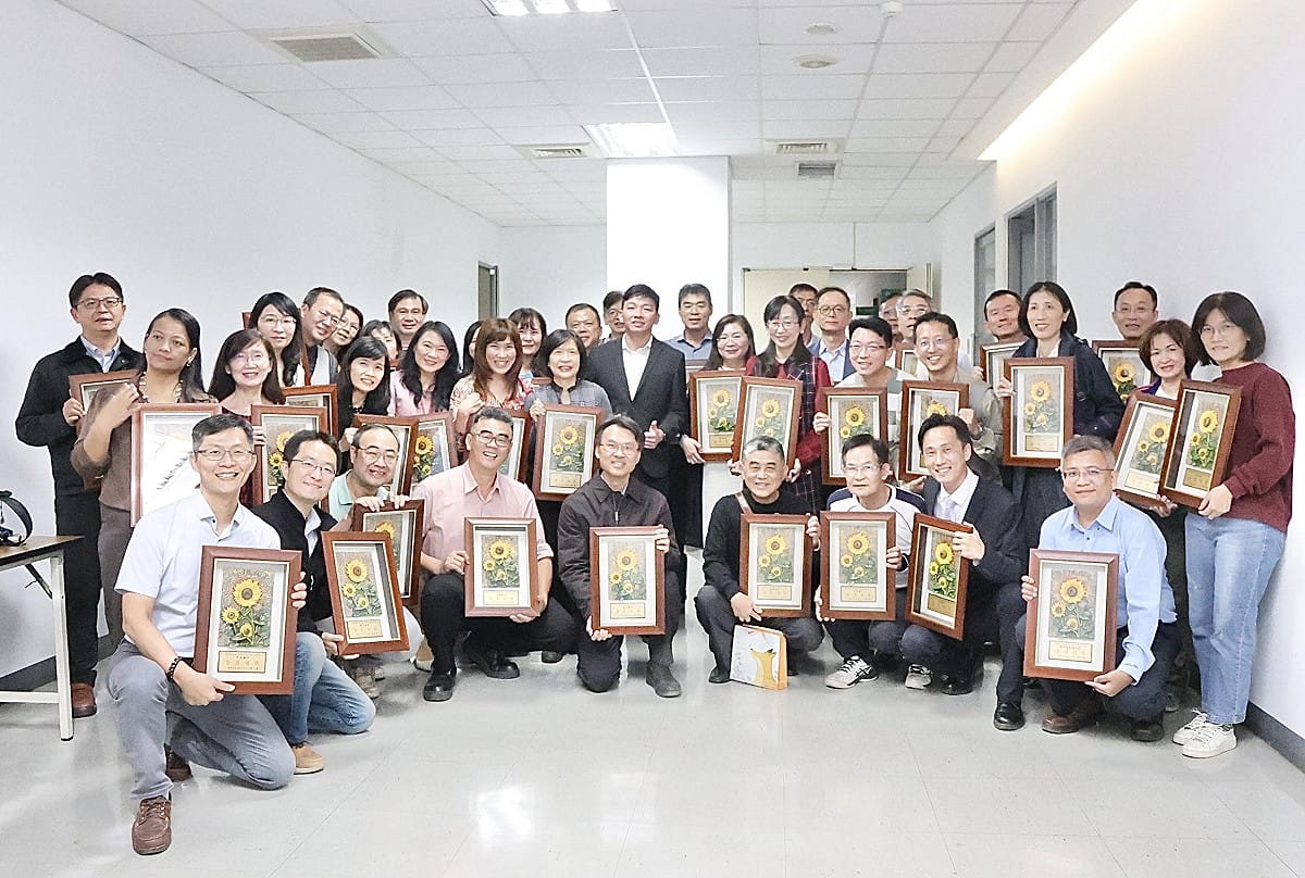 113學年度高雄市共有39所國中學校達標獲「閱讀標章」認證，獲教育局公開表揚。 圖：高雄市教育局/提供