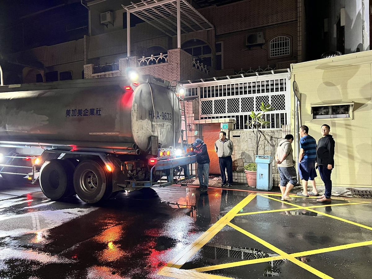 國際馬拉松選手遇住宿酒店缺水　市府緊急介入，協調水車供水解危機。 圖：讀者提供