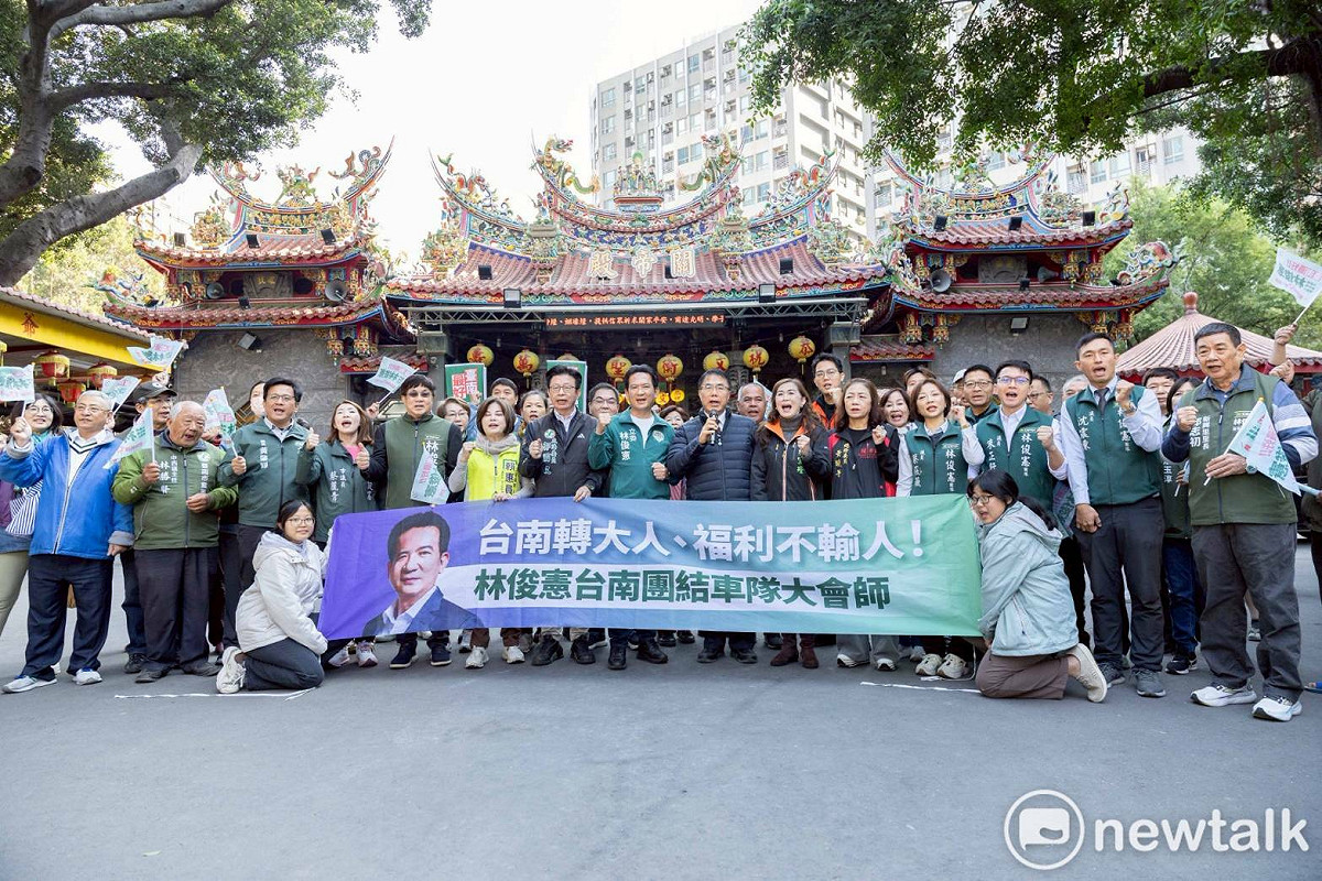 台南市長參選人林俊憲今日從東區關帝殿出發，在把握選前黃金時刻，在市區遊行爭取市民支持。在出發前，台南市長黃偉哲現身與林俊憲共同上香祈福，期許市政順利交棒，市民生活持續進步。 圖：林俊憲服務處提供