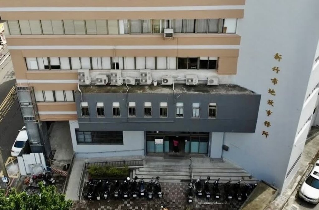 新竹市1名獨居長者遭詐騙，險將價值新台幣400萬元的養老棲身之所過戶他人，新竹市地政事務所與警察局啟動聯防機制，在地政登記程序的最後關卡成功攔截，保住長輩棲身之所。圖為新竹市地政事務所外觀。（新竹市政府提供）中央社記者魯鋼駿傳真 115年1月11日