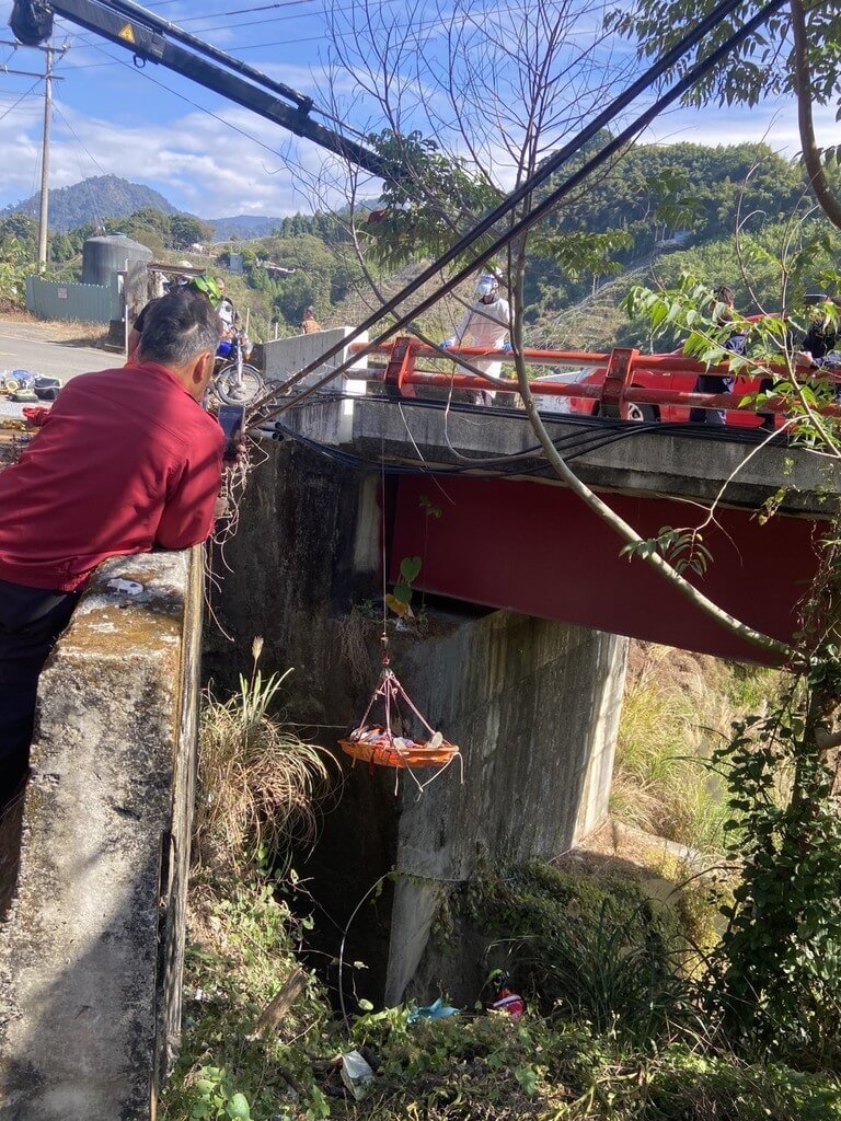 73歲楊姓老翁11日騎乘機車行經台中市和平區東崎路段，疑自撞穿龍橋護欄、摔落8公尺深橋下；消防人員以吊掛方式將其吊上路面，老翁經急救仍不治。（民眾提供）中央社記者趙麗妍傳真　115年1月11日