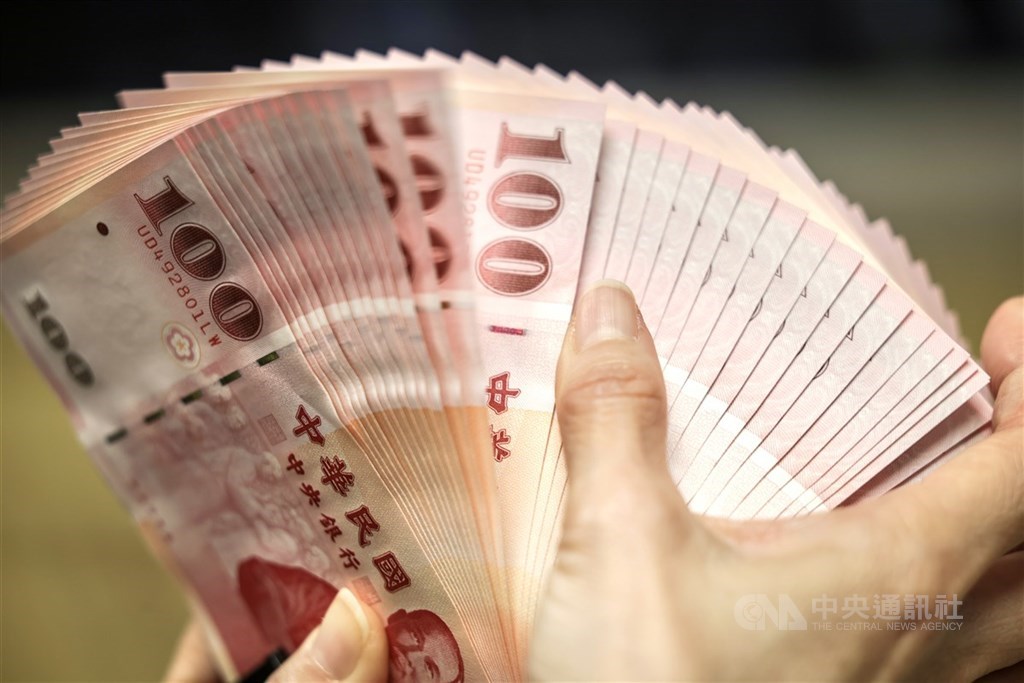 為強化體質，銀行業與保險業2025年積極增資發債合計達新台幣4324.78億元。(中央社檔案照片)