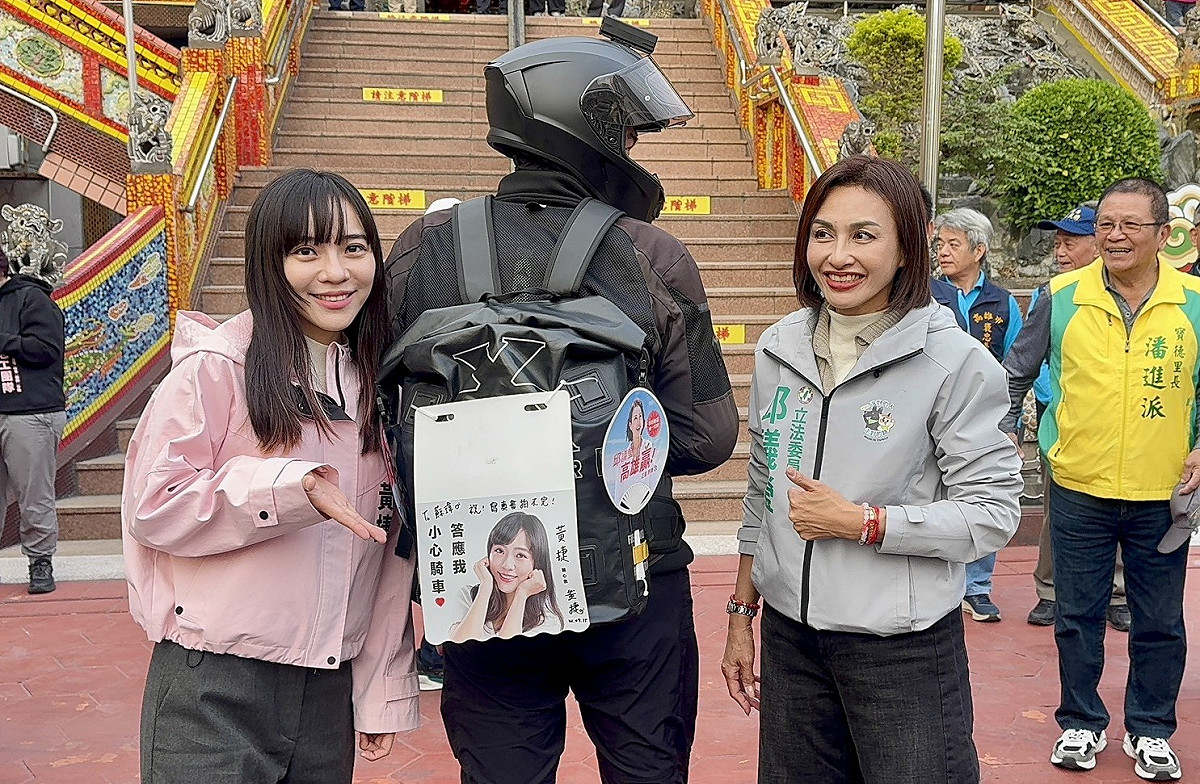 邱議瑩(右二)合體黃捷(左一)率數十台機車組成「擋泥板騎士團」掃街拜票。 圖：邱議瑩辦公室/提供